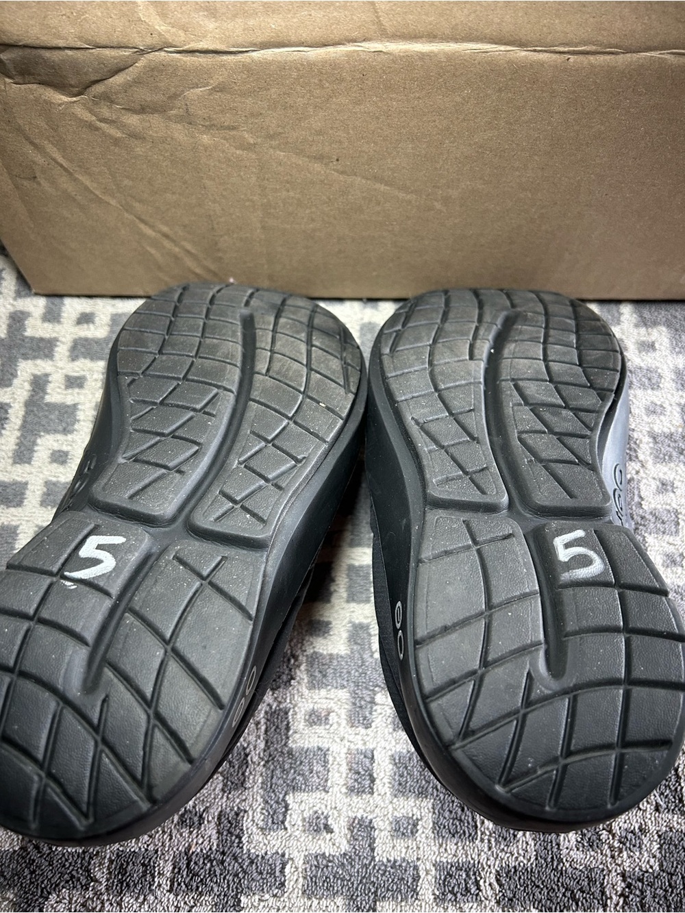 OOFOS Black Quilted Slip-On Clogs with Green Insole - Picture 4 of 6
